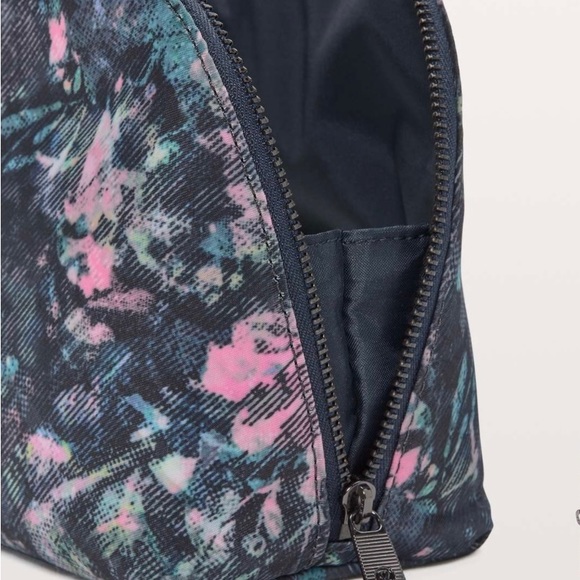 Lululemon Sun Up Sun Down Pouch *2.5L - Picture 5 of 6